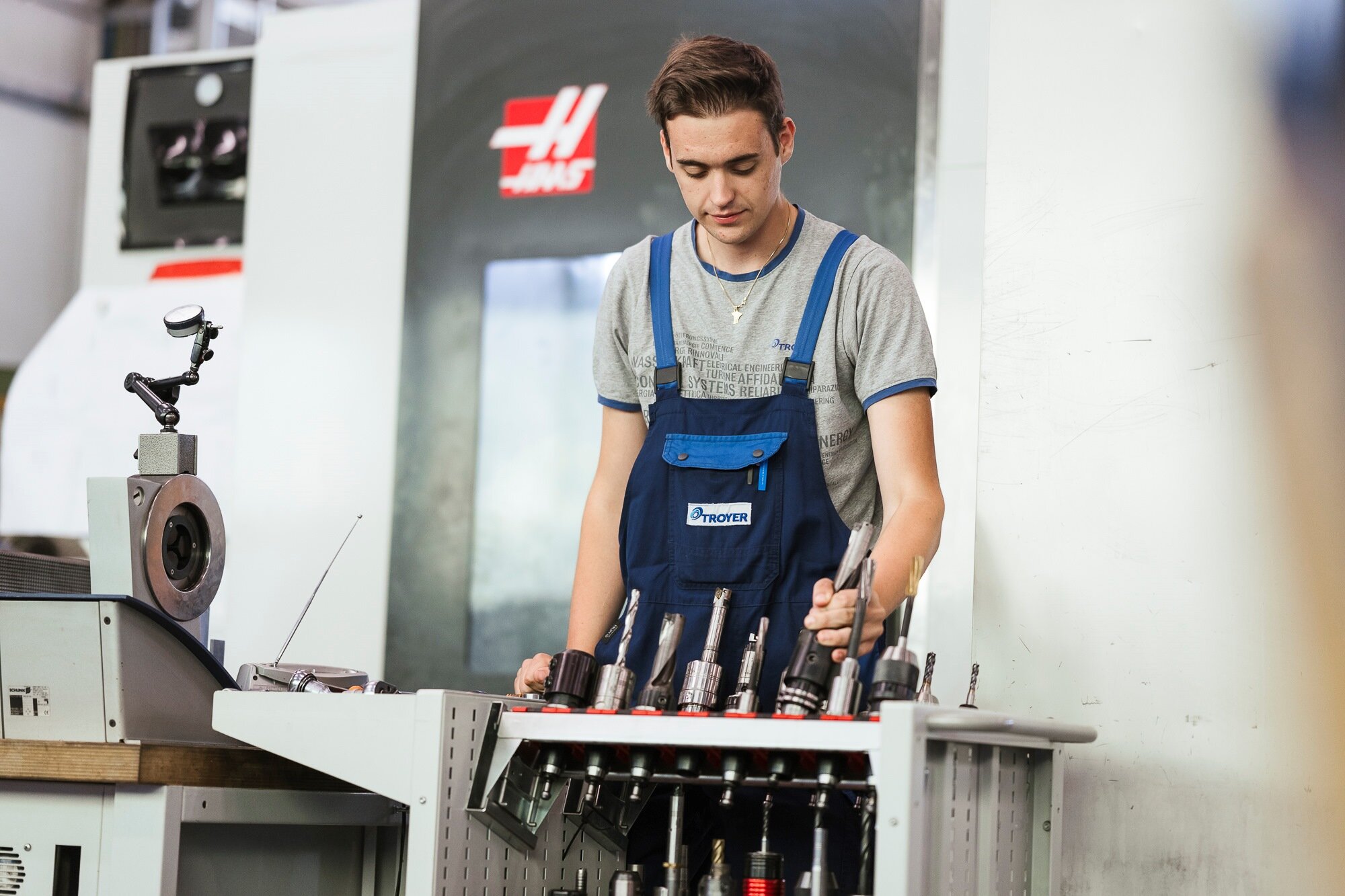 Apprentice as a mechanical engineering mechanic